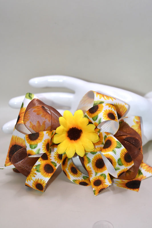 Brighten any day with this playful sunflower bow! 🌻 Layers of cheerful sunflower ribbons stacked just right, topped with a vibrant sunflower bloom for that perfect pop. Easy to wear with a handy alligator clip on the back—ready to add sunshine to your style! ☀️😊