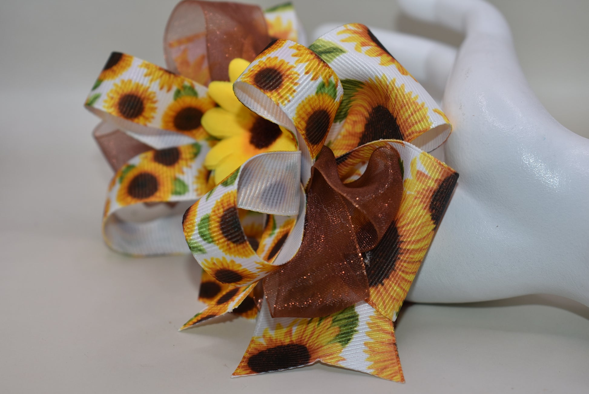 Brighten any day with this playful sunflower bow! 🌻 Layers of cheerful sunflower ribbons stacked just right, topped with a vibrant sunflower bloom for that perfect pop. Easy to wear with a handy alligator clip on the back—ready to add sunshine to your style! ☀️😊
