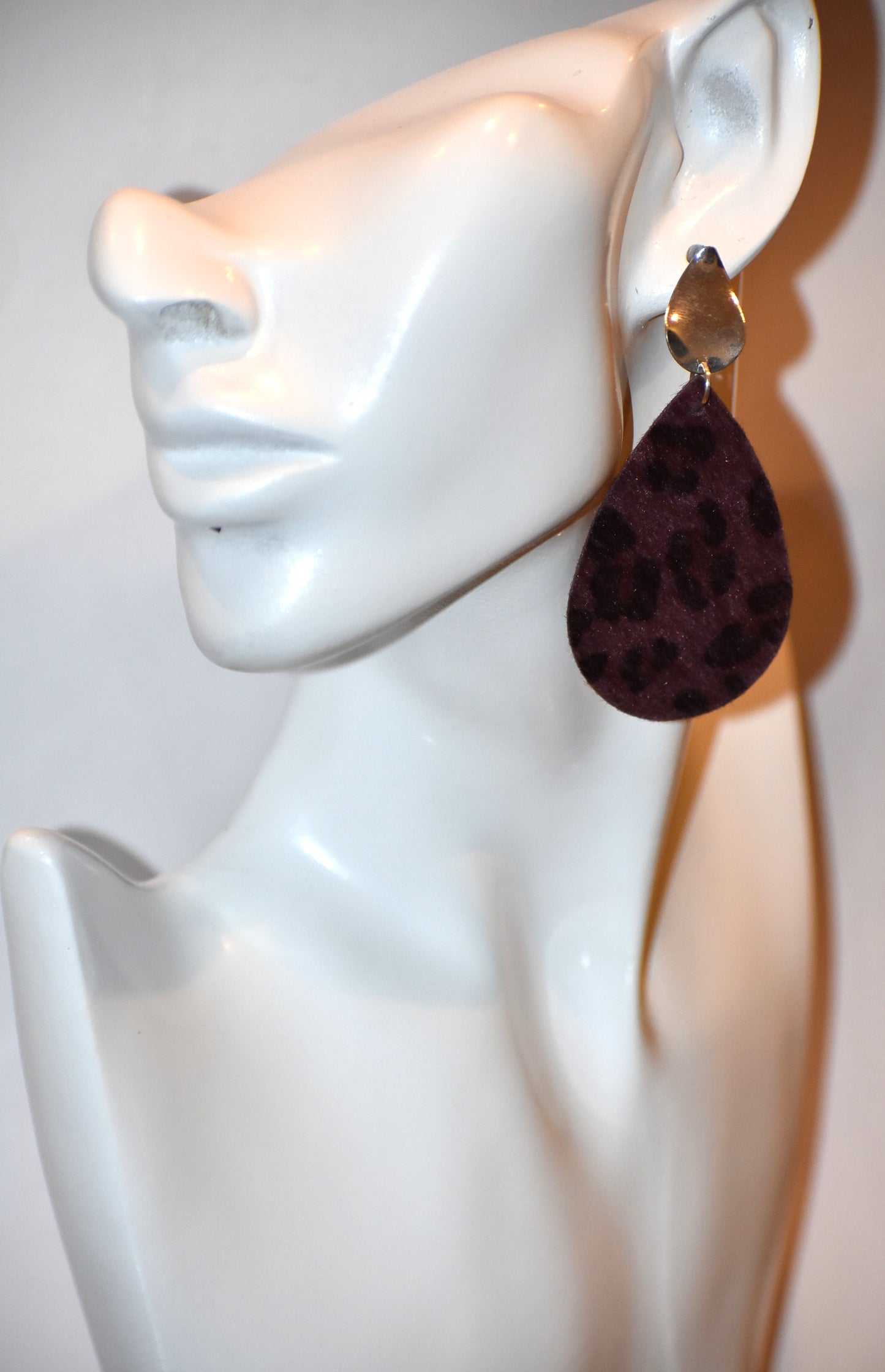 Unleash your wild side with our Safari Collection! 🐾 Featuring playful purple leopard print teardrop earrings 🎀 with pear-shaped silver filled posts for extra comfort. Lightweight design makes them easy to wear all day long! 🙌