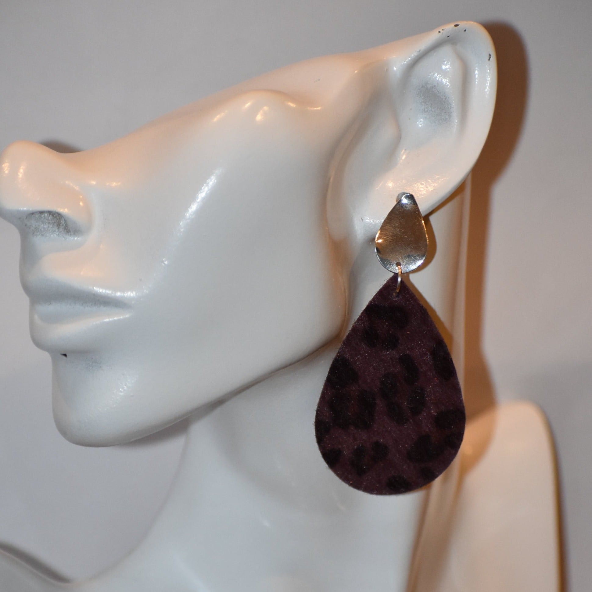 Unleash your wild side with our Safari Collection! 🐾 Featuring playful purple leopard print teardrop earrings 🎀 with pear-shaped silver filled posts for extra comfort. Lightweight design makes them easy to wear all day long! 🙌