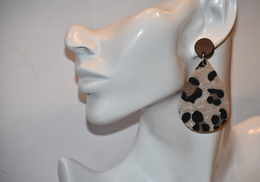 Unleash your wild side with the Safari Collection! These leopard print teardrop earrings in cream, brown, and black are the perfect accessory for a playful and adventurous look. With soft and fuzzy material and wood posts for added fun, these earrings will be your go-to when it's time to get WILD! 🐆