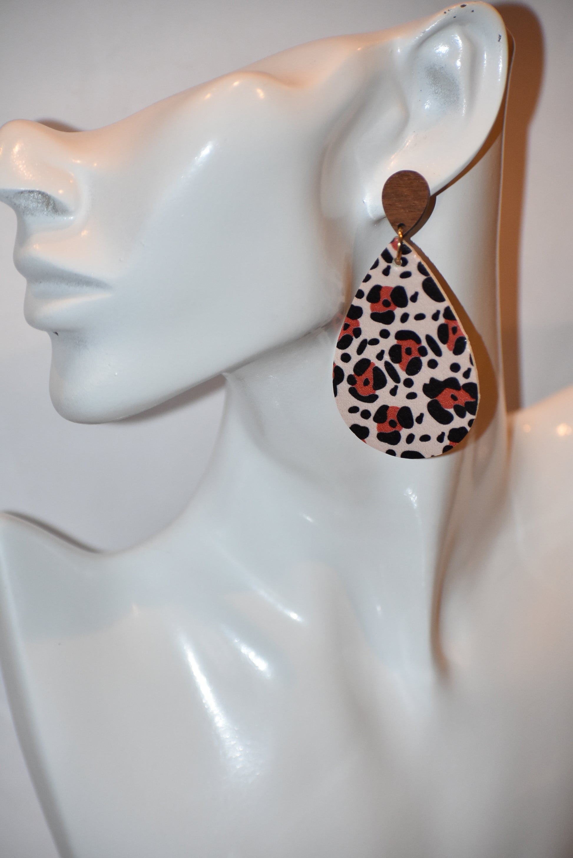 🌴Safari-ready! 🐆 These faux leather teardrop earrings are stylishly supported by lightweight, pearl-shaped wood posts. Perfect for a fun night out with a touch of wildness. 🎉