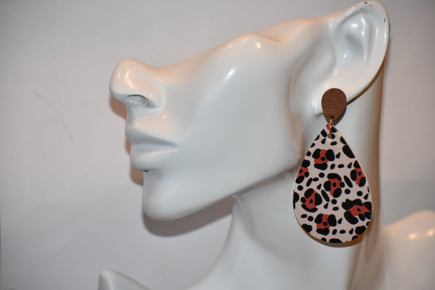 🌴Safari-ready! 🐆 These faux leather teardrop earrings are stylishly supported by lightweight, pearl-shaped wood posts. Perfect for a fun night out with a touch of wildness. 🎉