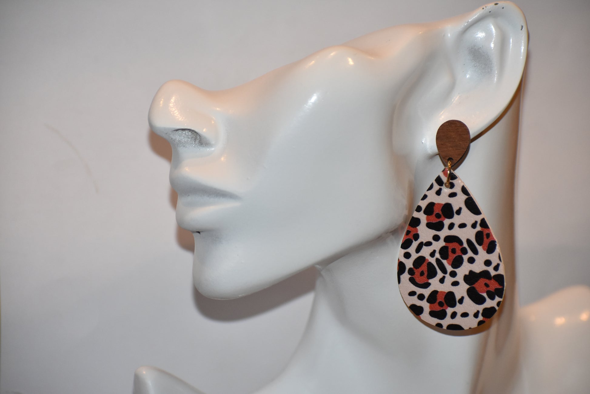 🌴Safari-ready! 🐆 These faux leather teardrop earrings are stylishly supported by lightweight, pearl-shaped wood posts. Perfect for a fun night out with a touch of wildness. 🎉