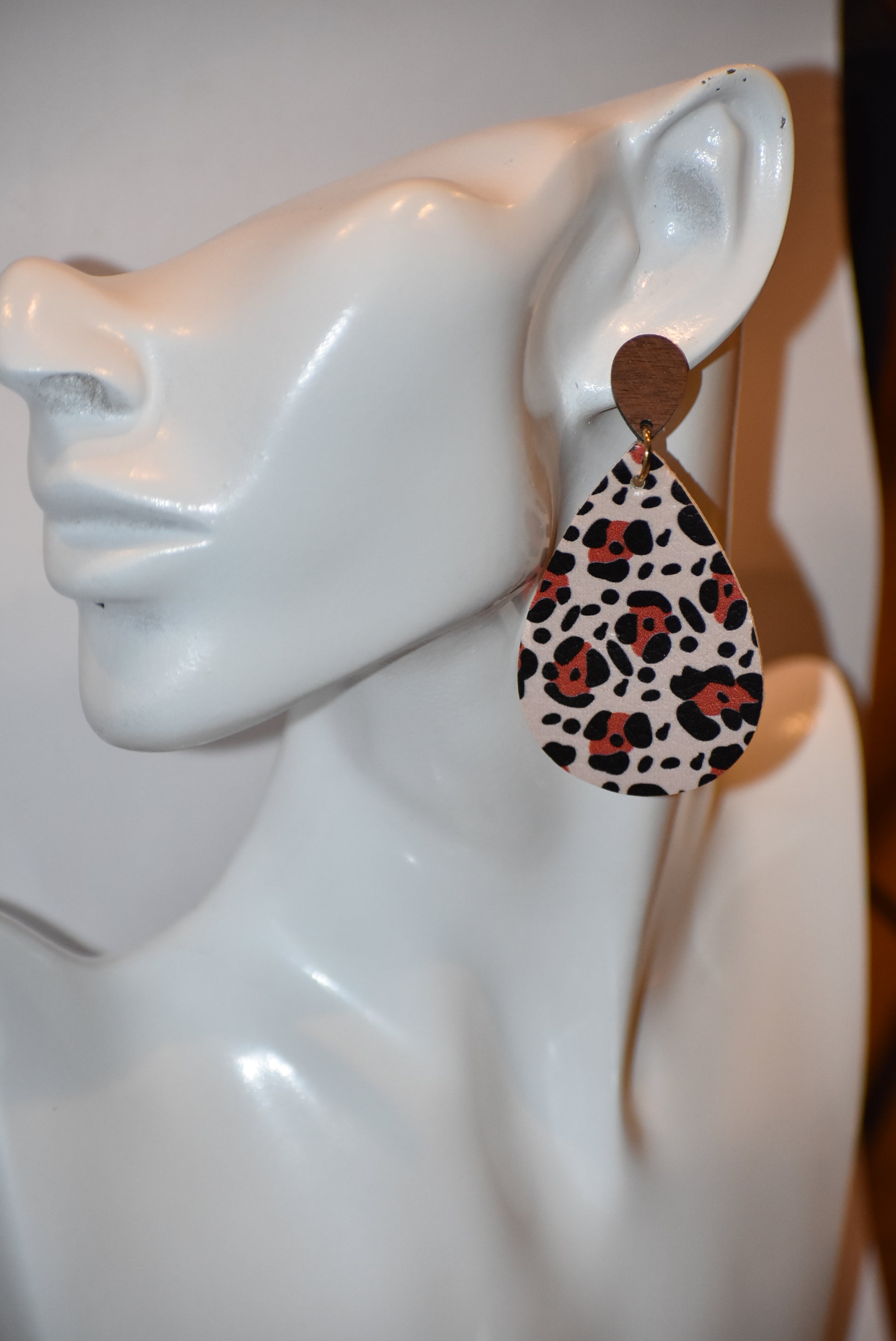 🌴Safari-ready! 🐆 These faux leather teardrop earrings are stylishly supported by lightweight, pearl-shaped wood posts. Perfect for a fun night out with a touch of wildness. 🎉