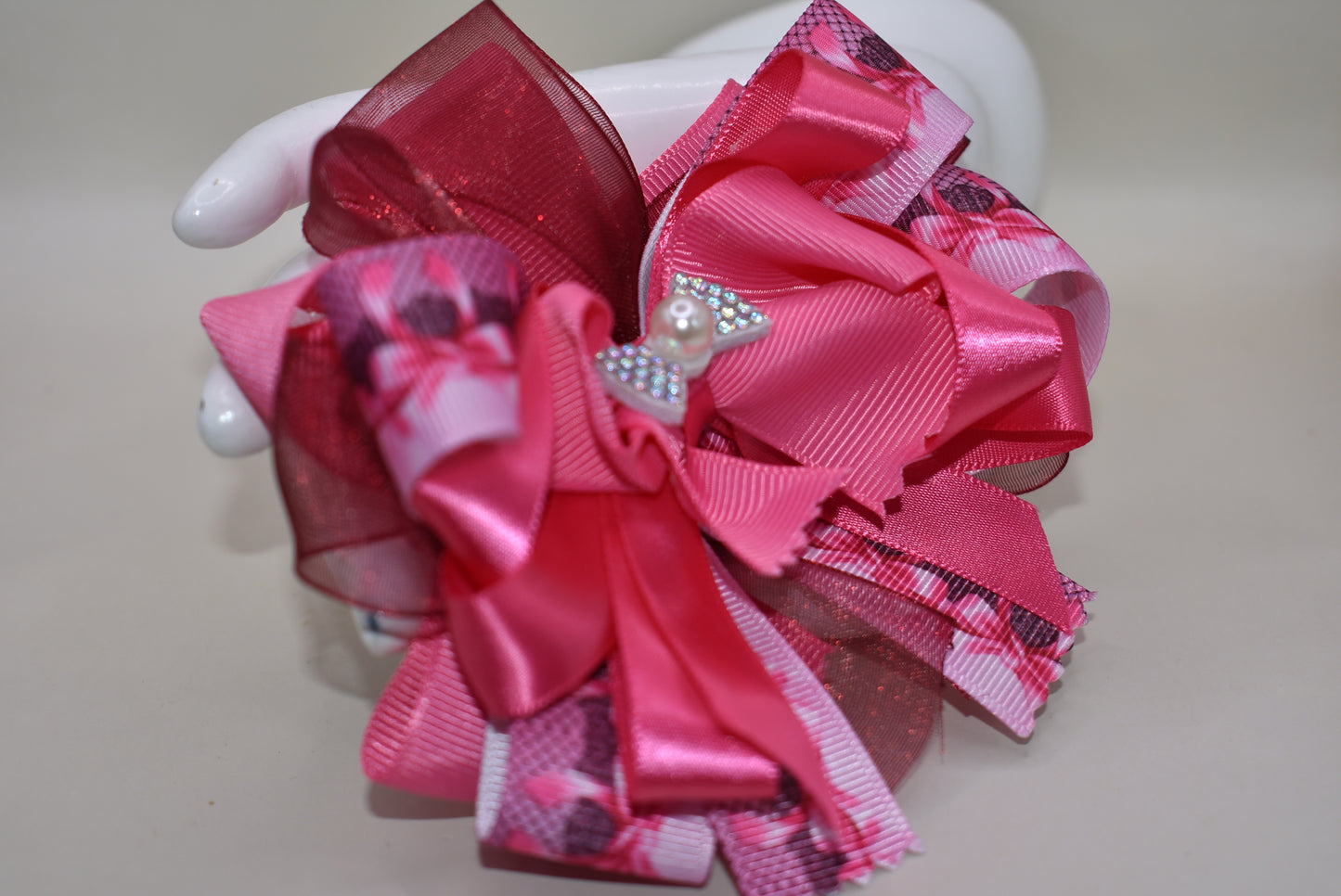Add a splash of sweetness with Nana's Collection 146! 🎀 Layers of soft pink ribbons create a bold yet gentle bow, perfect for your little princess. 👧✨ The alligator clip on the back makes it easy to wear and keeps hair neat all day. Ready to charm and delight! 💖