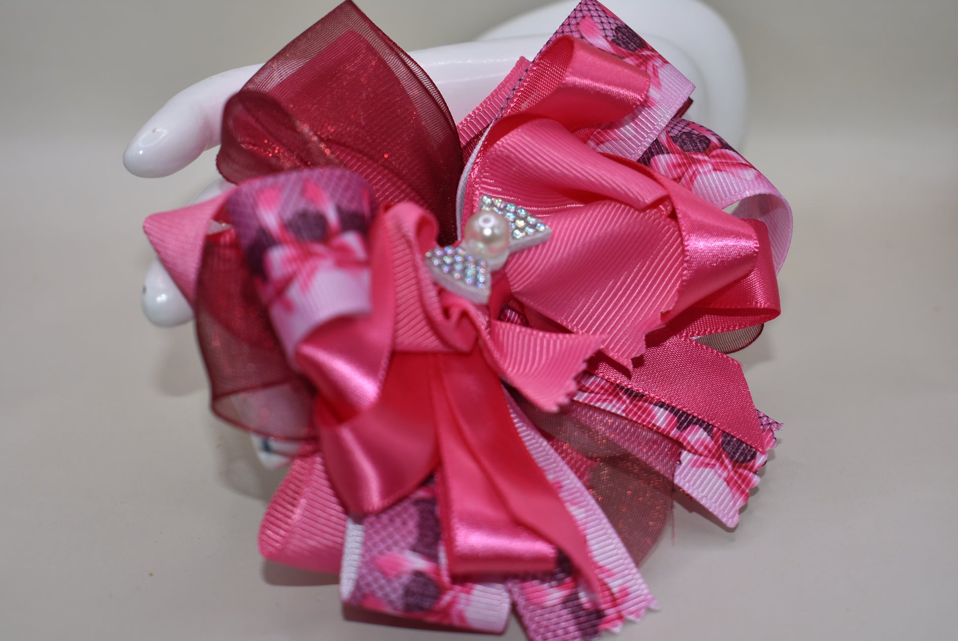 Add a splash of sweetness with Nana's Collection 146! 🎀 Layers of soft pink ribbons create a bold yet gentle bow, perfect for your little princess. 👧✨ The alligator clip on the back makes it easy to wear and keeps hair neat all day. Ready to charm and delight! 💖