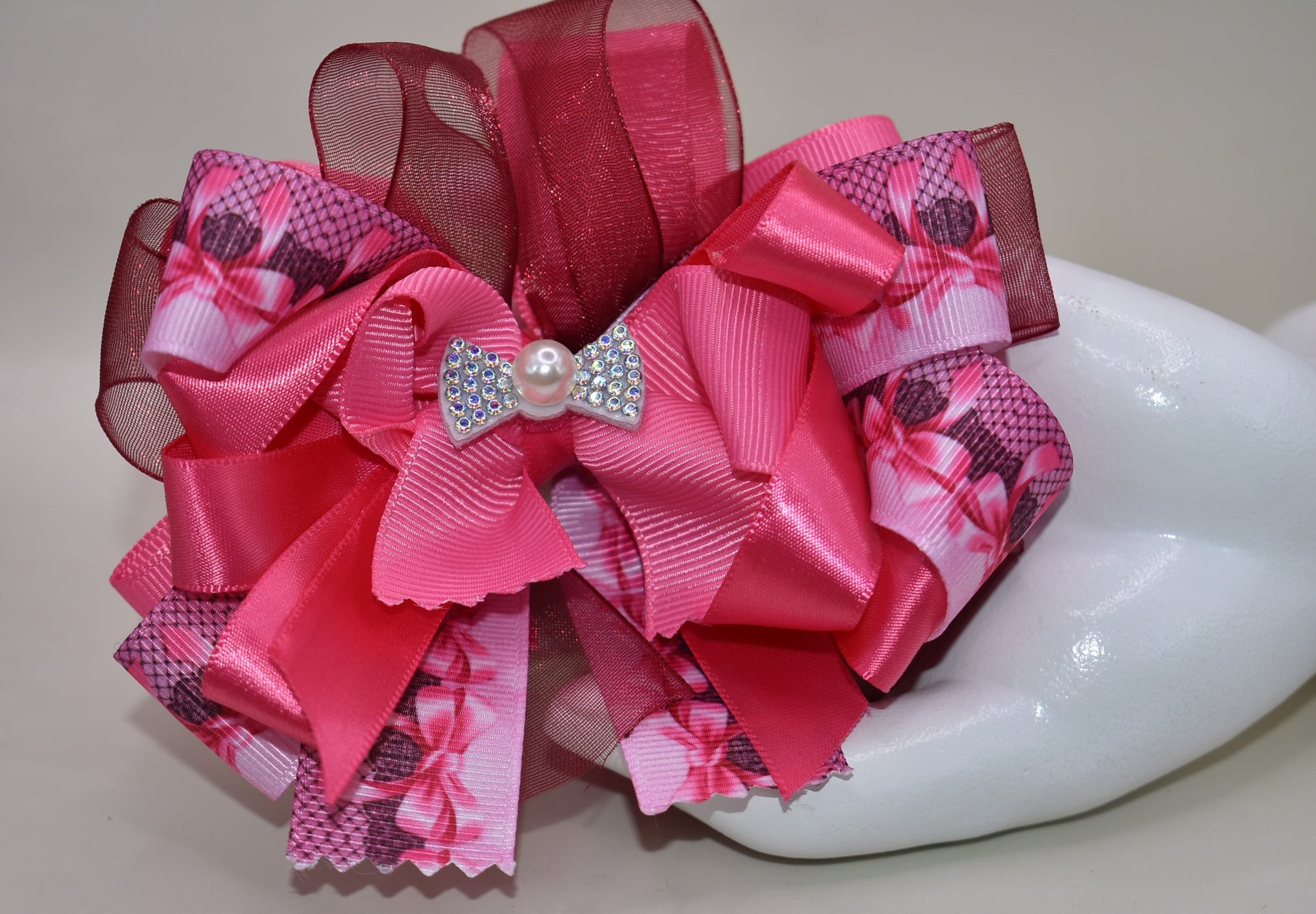 Add a splash of sweetness with Nana's Collection 146! 🎀 Layers of soft pink ribbons create a bold yet gentle bow, perfect for your little princess. 👧✨ The alligator clip on the back makes it easy to wear and keeps hair neat all day. Ready to charm and delight! 💖