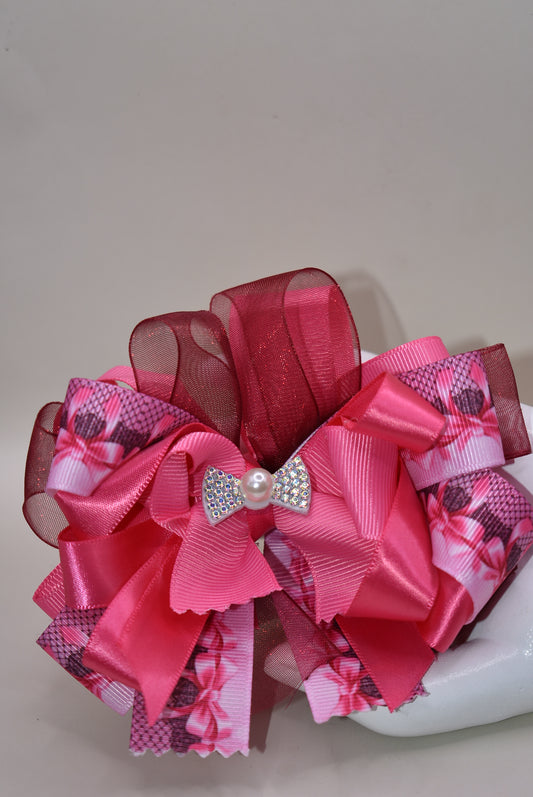 Add a splash of sweetness with Nana's Collection 146! 🎀 Layers of soft pink ribbons create a bold yet gentle bow, perfect for your little princess. 👧✨ The alligator clip on the back makes it easy to wear and keeps hair neat all day. Ready to charm and delight! 💖