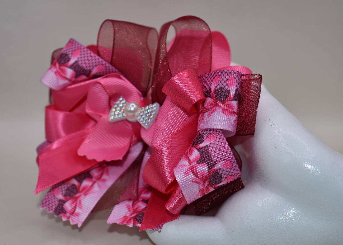 Add a splash of sweetness with Nana's Collection 146! 🎀 Layers of soft pink ribbons create a bold yet gentle bow, perfect for your little princess. 👧✨ The alligator clip on the back makes it easy to wear and keeps hair neat all day. Ready to charm and delight! 💖