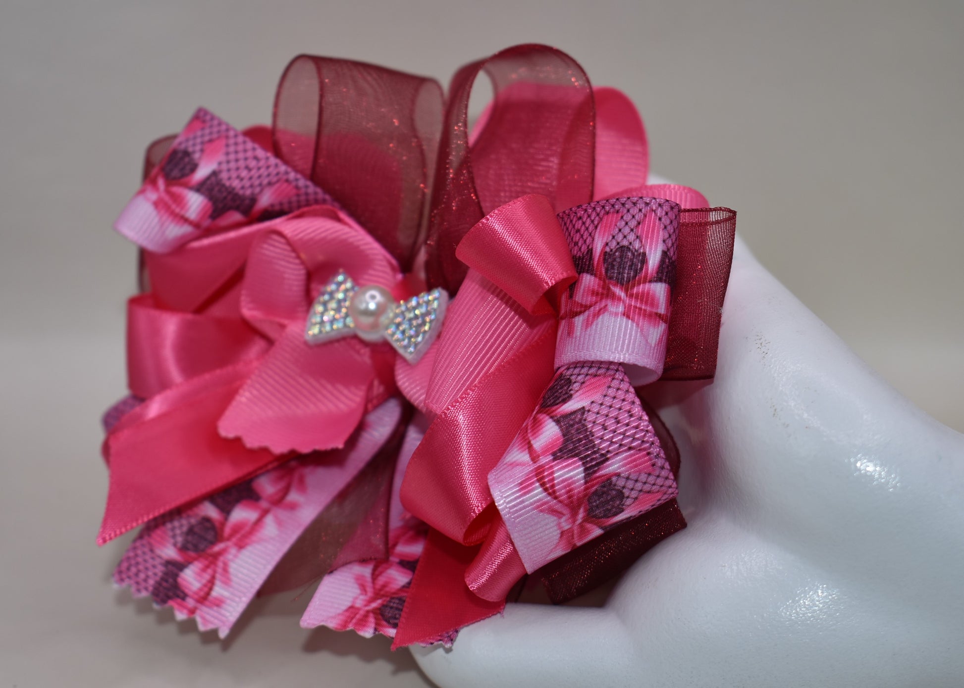 Add a splash of sweetness with Nana's Collection 146! 🎀 Layers of soft pink ribbons create a bold yet gentle bow, perfect for your little princess. 👧✨ The alligator clip on the back makes it easy to wear and keeps hair neat all day. Ready to charm and delight! 💖