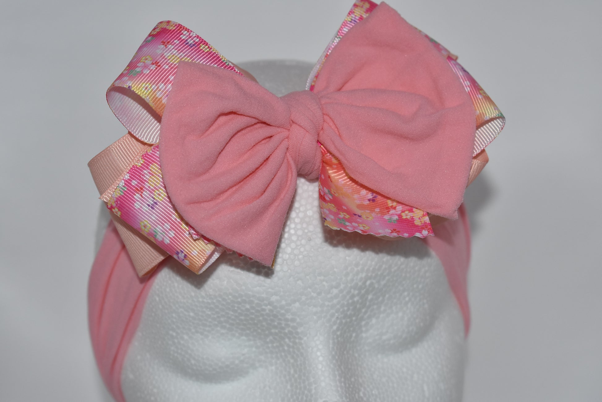 Add a splash of charm with this pretty peach soft wide headband 🌸 Featuring a lovely flower bow at the center, it’s comfy and stylish for all ages. Perfect for brightening any outfit, this one-of-a-kind headband makes every day a little more playful and fabulous! 🎀✨