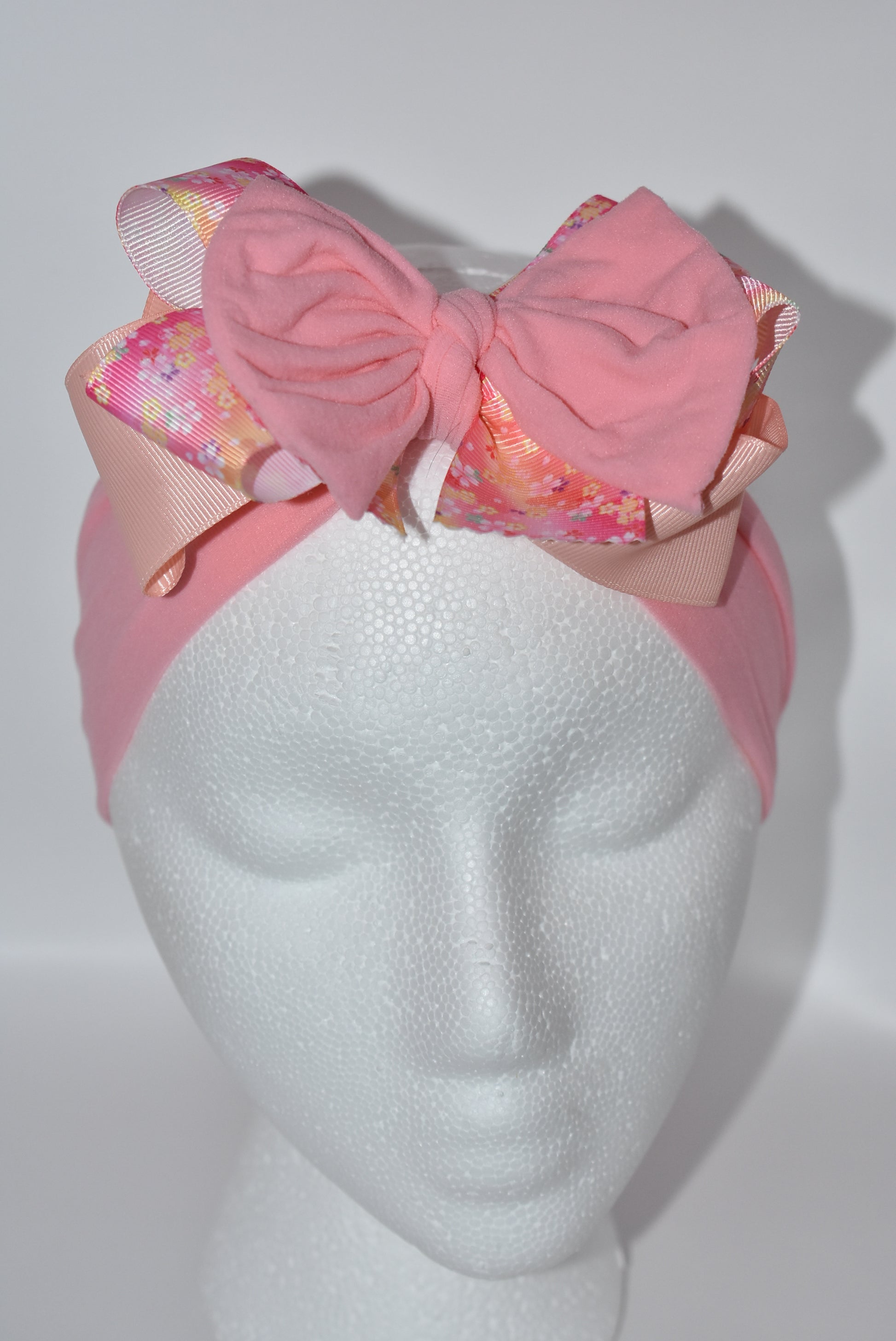 Wrap your hair in sweetness with this charming headband! 🎀 Featuring delicate layers of ribbon and soft nylon, it's designed for all-day comfort without the fuss. The pretty pink hue and cheerful floral pattern add a fun, feminine touch to any outfit. 🌸 Whether you're heading to brunch or running errands, this wrapped beauty keeps your style on point while keeping strands in place. Perfect for anyone who loves a pop of color and playful elegance! ✨