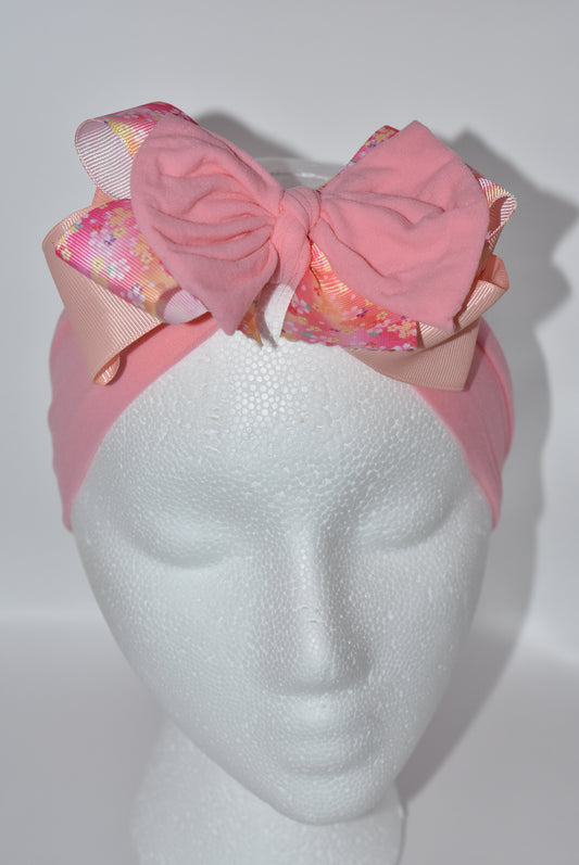 Add a splash of charm with this pretty peach soft wide headband 🌸 Featuring a lovely flower bow at the center, it’s comfy and stylish for all ages. Perfect for brightening any outfit, this one-of-a-kind headband makes every day a little more playful and fabulous! 🎀✨
