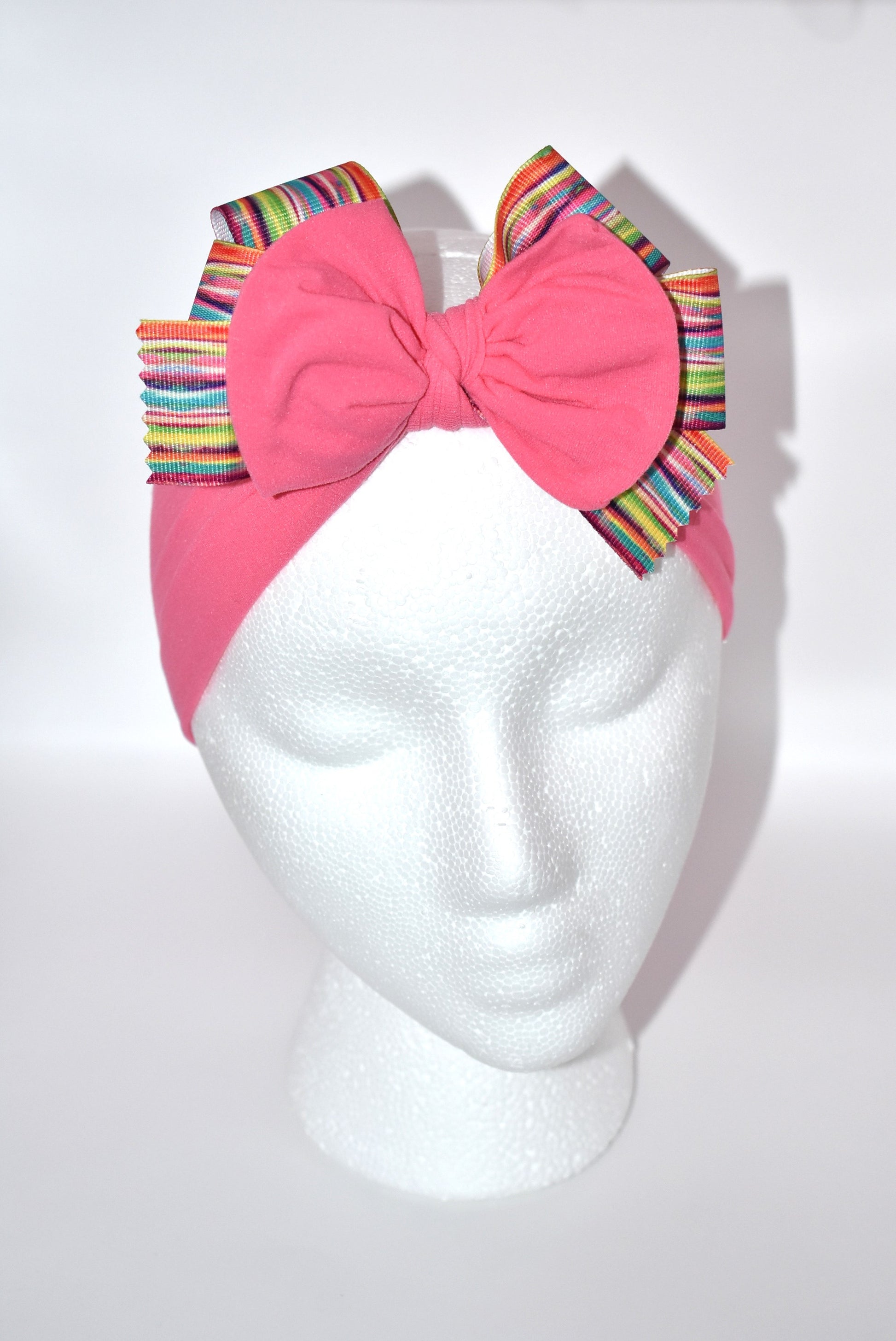 Add a splash of fun to your style with this pretty pink, soft, and wide headband 🌸! Featuring a lively multi-colored motif, it's perfect for any outfit and every age 🎨✨. Don’t miss out—grab this one-of-a-kind wrapped headband before it’s gone! 💖🎀