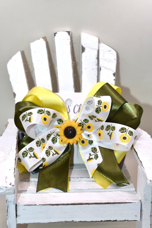 Brighten any day with this pretty olive green ribbon hair clip adorned with a super cute sunflower charm 🌻. Featuring layers and layers of lovely ribbon, it wraps comfortably around a secure alligator clip. Perfect for the little sunflower lover who wants to shine with playful style! 🌞