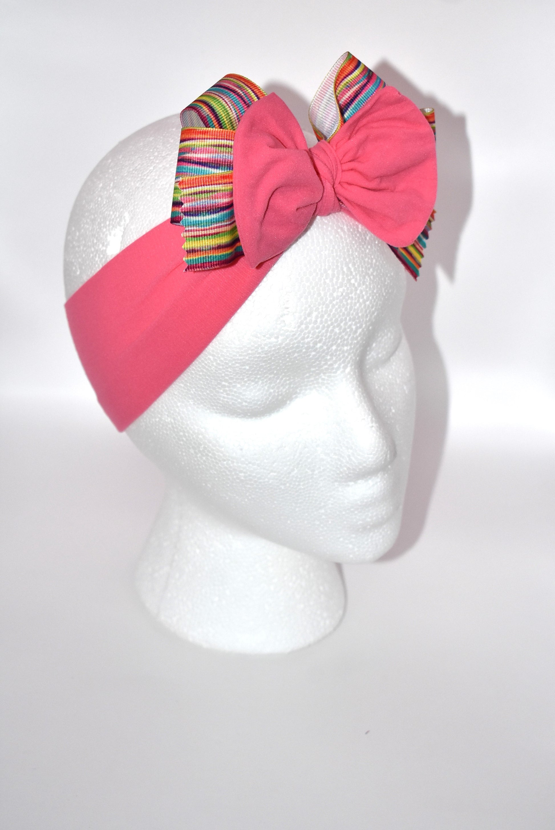 Add a splash of fun to your style with this pretty pink, soft, and wide headband 🌸! Featuring a lively multi-colored motif, it's perfect for any outfit and every age 🎨✨. Don’t miss out—grab this one-of-a-kind wrapped headband before it’s gone! 💖🎀