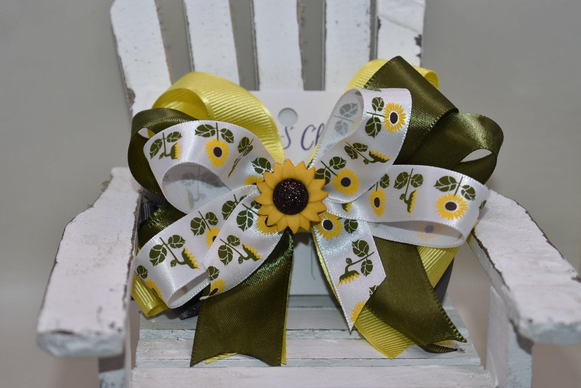 Brighten any day with this pretty olive green ribbon hair clip adorned with a super cute sunflower charm 🌻. Featuring layers and layers of lovely ribbon, it wraps comfortably around a secure alligator clip. Perfect for the little sunflower lover who wants to shine with playful style! 🌞