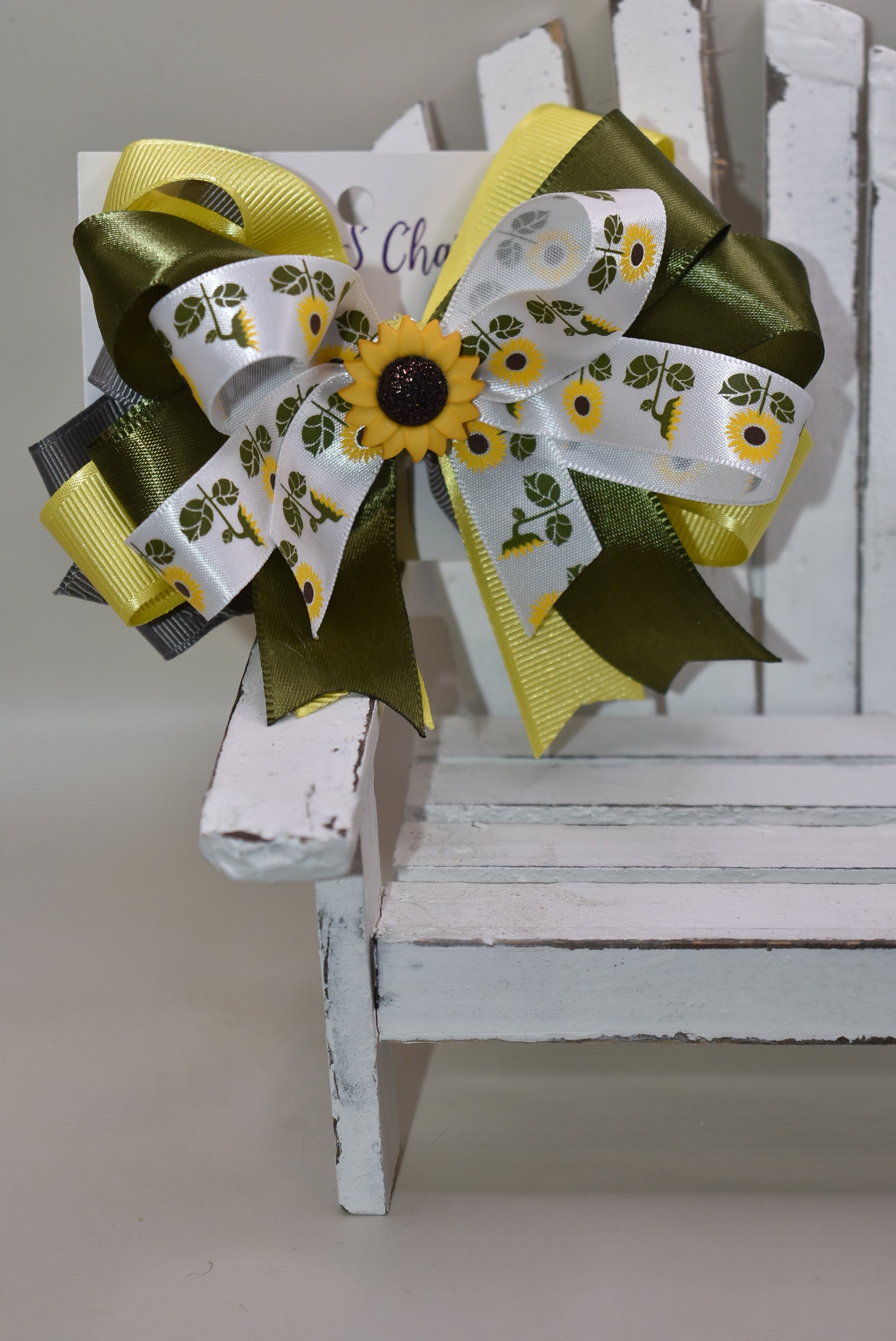 Brighten any day with this pretty olive green ribbon hair clip adorned with a super cute sunflower charm 🌻. Featuring layers and layers of lovely ribbon, it wraps comfortably around a secure alligator clip. Perfect for the little sunflower lover who wants to shine with playful style! 🌞