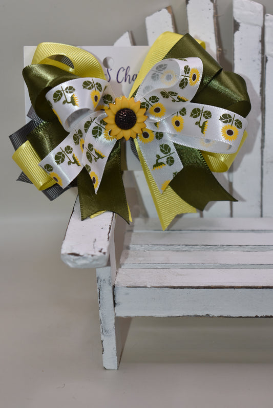 Brighten any day with this pretty olive green ribbon hair clip adorned with a super cute sunflower charm 🌻. Featuring layers and layers of lovely ribbon, it wraps comfortably around a secure alligator clip. Perfect for the little sunflower lover who wants to shine with playful style! 🌞