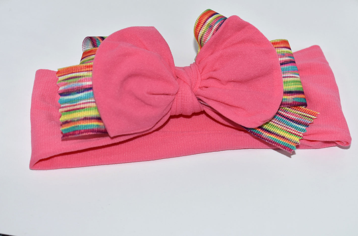 Add a splash of fun to your style with this pretty pink, soft, and wide headband 🌸! Featuring a lively multi-colored motif, it's perfect for any outfit and every age 🎨✨. Don’t miss out—grab this one-of-a-kind wrapped headband before it’s gone! 💖🎀