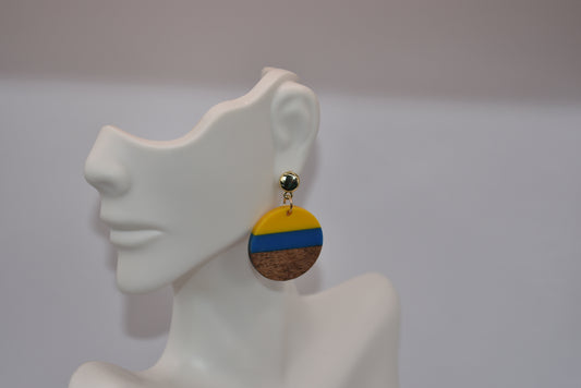 Add a playful pop of color to any outfit with these Wood and Resin Round Hanging Earrings from our Yellow Collection! The stylish combination of yellow, blue, and wood colors will bring a fun touch to your look, whether you wear them day or night. (Trust us, they're not just for be-leaf!)