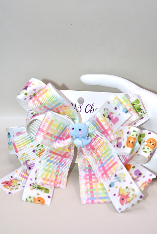 Get ready for a roar-some time with Nana's Collection 177! 🦕 This adorable dinosaur bow features layers and layers of fun dinosaur ribbon, topped with the cutest little blue dino you’ll ever see. 🦖 Secure and comfy, it clips on with a wrapped alligator clip — perfect for playtime adventures or adding a whimsical touch to any outfit! 🎀🦕