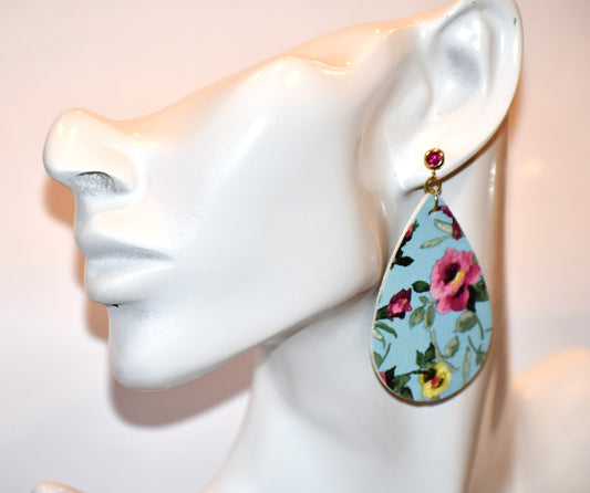 Add a pop of color to your outfit with our Key West Collection earrings! These lightweight and hypoallergenic earrings feature pretty gold filled pink stone posts and a stylish aqua teardrop design made with faux leather. Super comfortable and perfect for those with sensitive ears. 💐💛💎