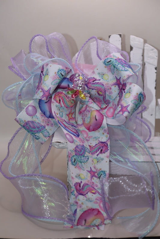 Make a splash with this playful nautical-themed long bow! Layers of beautiful ribbon cascade gracefully, topped with the cutest octopus charm 🐙 for an adorable touch. Featuring a French barrette clip with a snap-on closure, it ensures a perfect fit for any hair adventure. Perfect for adding a sea-inspired charm to your look! ⚓🌊