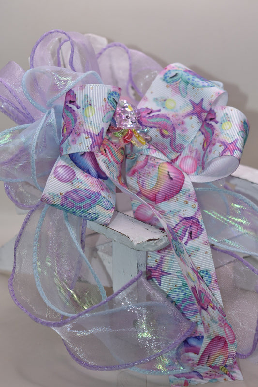 Make a splash with this playful nautical-themed long bow! Layers of beautiful ribbon cascade gracefully, topped with the cutest octopus charm 🐙 for an adorable touch. Featuring a French barrette clip with a snap-on closure, it ensures a perfect fit for any hair adventure. Perfect for adding a sea-inspired charm to your look! ⚓🌊