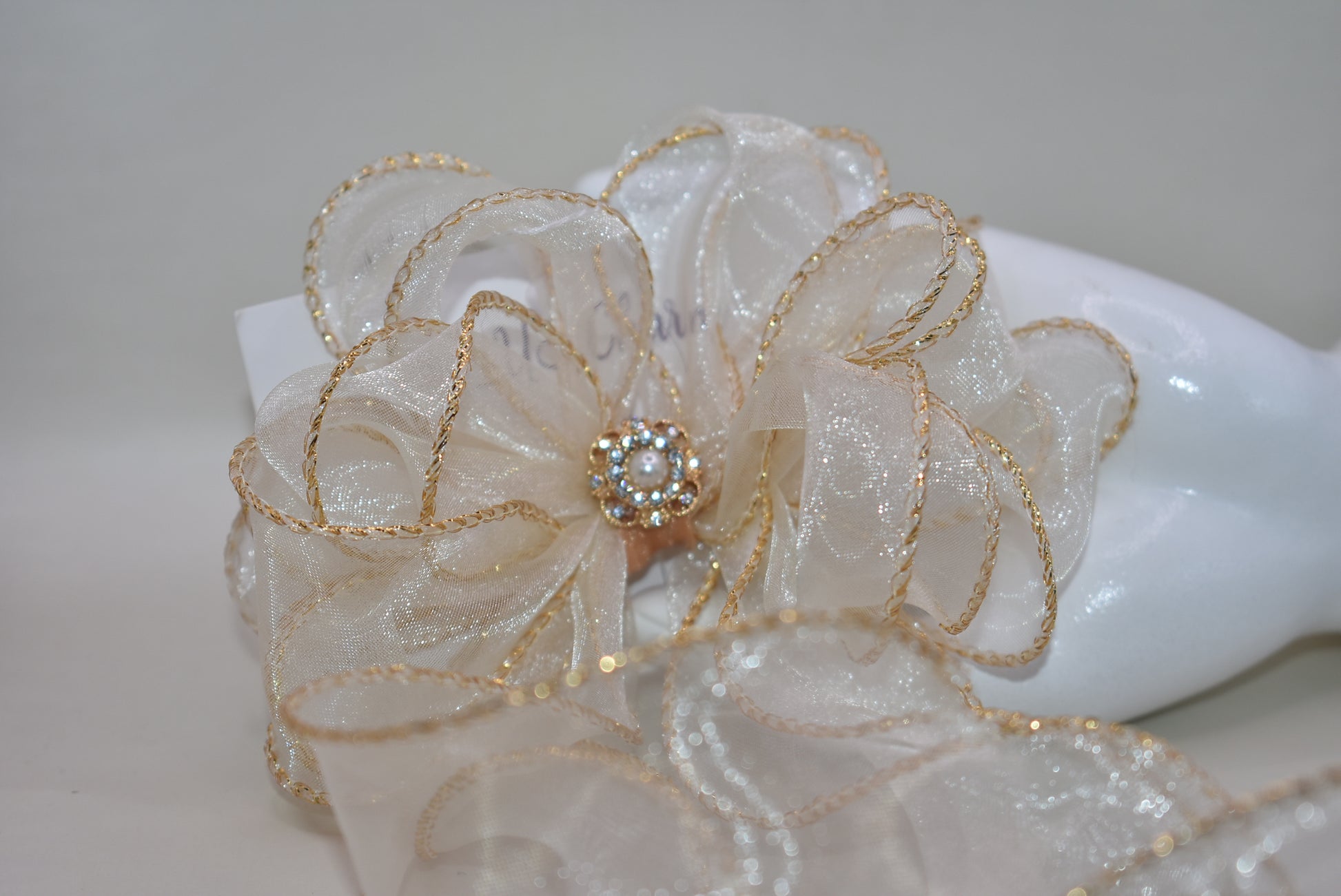 Elevate your ensemble with the Long Tail Collection bow, featuring elegant gold fish tail edging and a stunning gold gem accent. This refined accessory is perfect for any special occasion and suits all ages with its timeless appeal. The alligator-wrapped clip ensures a secure and comfortable fit, adding a subtle touch of sophistication to your look.