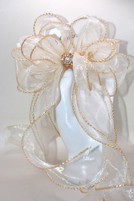 Elevate your ensemble with the Long Tail Collection bow, featuring elegant gold fish tail edging and a stunning gold gem accent. This refined accessory is perfect for any special occasion and suits all ages with its timeless appeal. The alligator-wrapped clip ensures a secure and comfortable fit, adding a subtle touch of sophistication to your look.