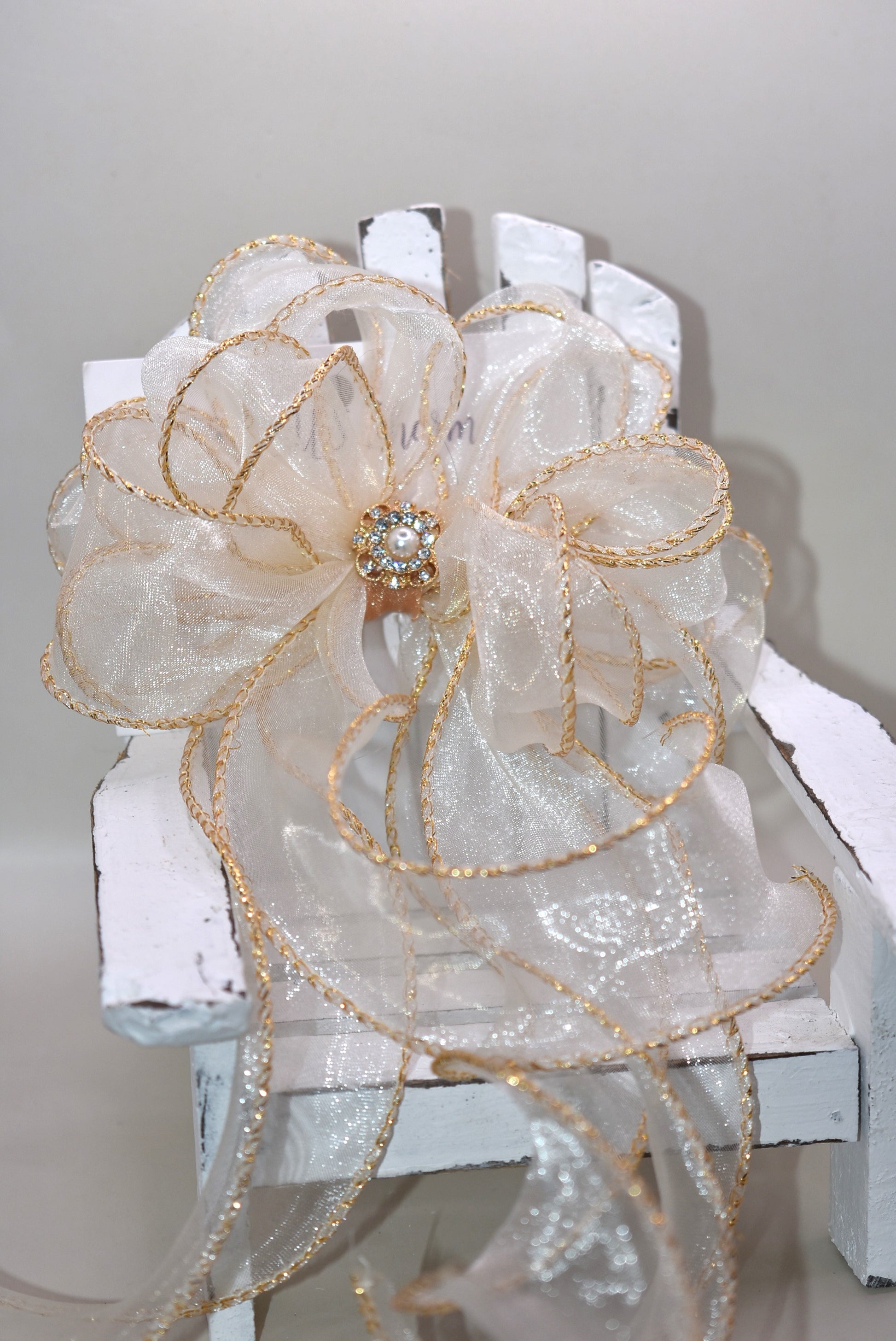 Elevate your ensemble with the Long Tail Collection bow, featuring elegant gold fish tail edging and a stunning gold gem accent. This refined accessory is perfect for any special occasion and suits all ages with its timeless appeal. The alligator-wrapped clip ensures a secure and comfortable fit, adding a subtle touch of sophistication to your look.