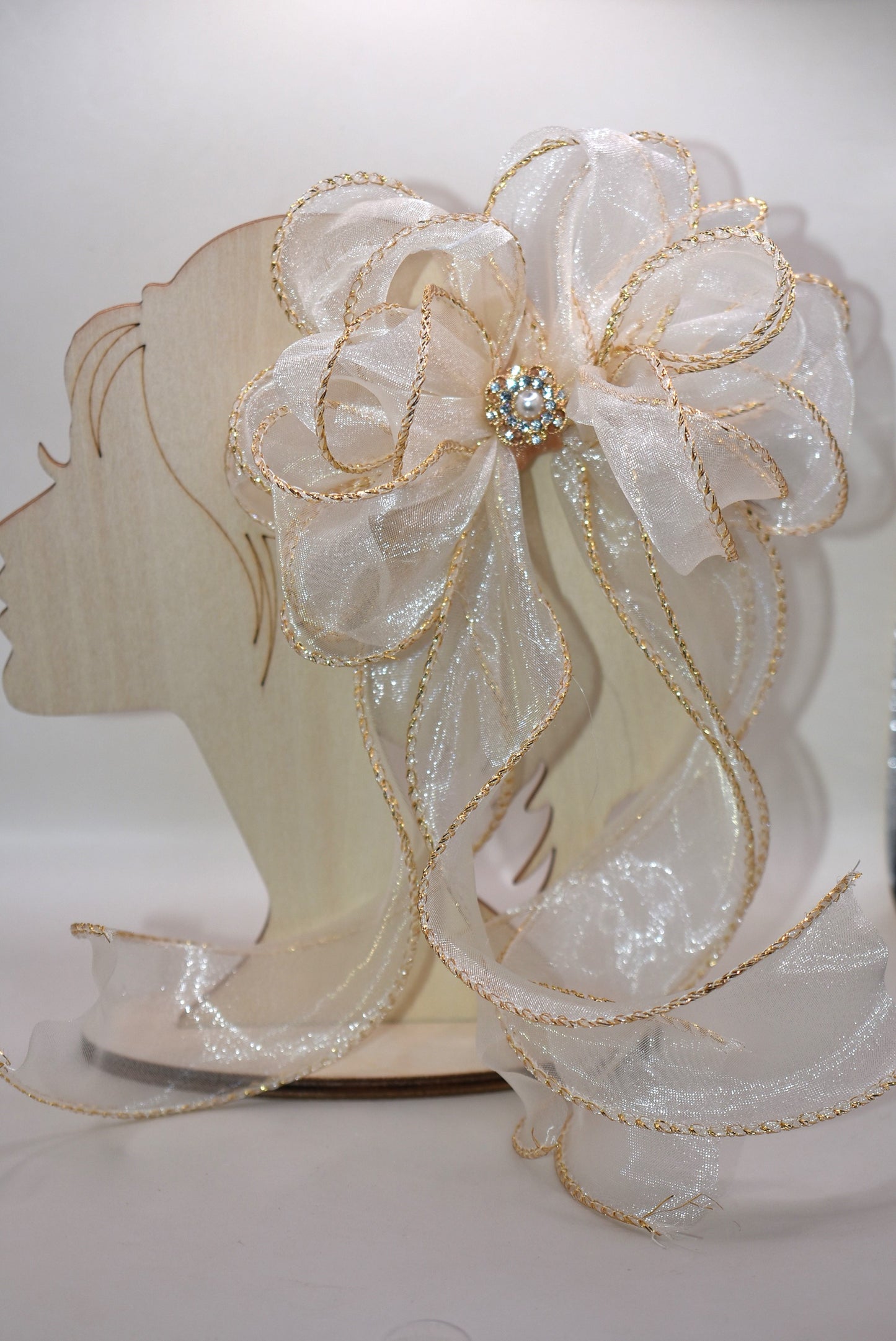 Elevate your ensemble with the Long Tail Collection bow, featuring elegant gold fish tail edging and a stunning gold gem accent. This refined accessory is perfect for any special occasion and suits all ages with its timeless appeal. The alligator-wrapped clip ensures a secure and comfortable fit, adding a subtle touch of sophistication to your look.