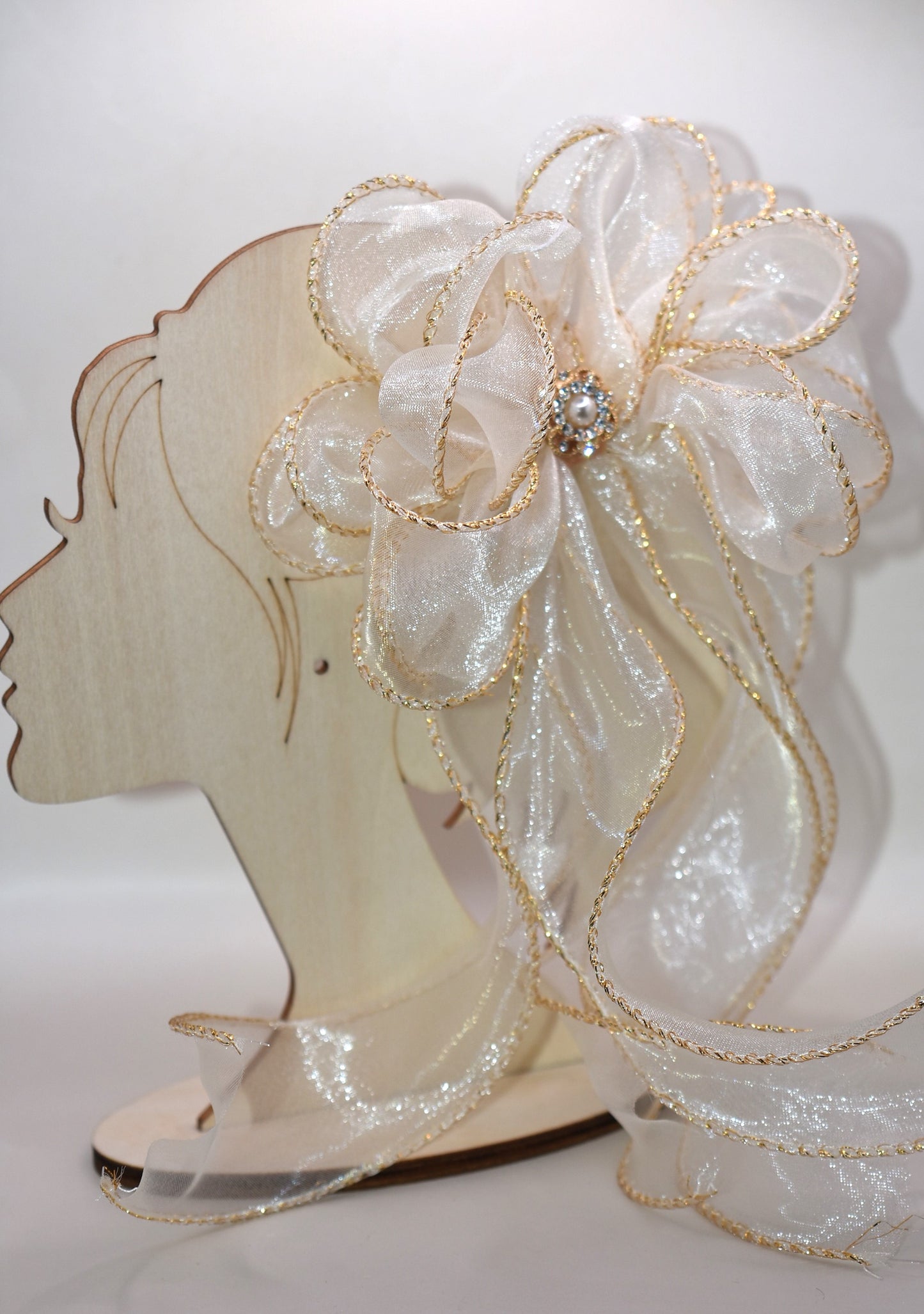 Elevate your ensemble with the Long Tail Collection bow, featuring elegant gold fish tail edging and a stunning gold gem accent. This refined accessory is perfect for any special occasion and suits all ages with its timeless appeal. The alligator-wrapped clip ensures a secure and comfortable fit, adding a subtle touch of sophistication to your look.