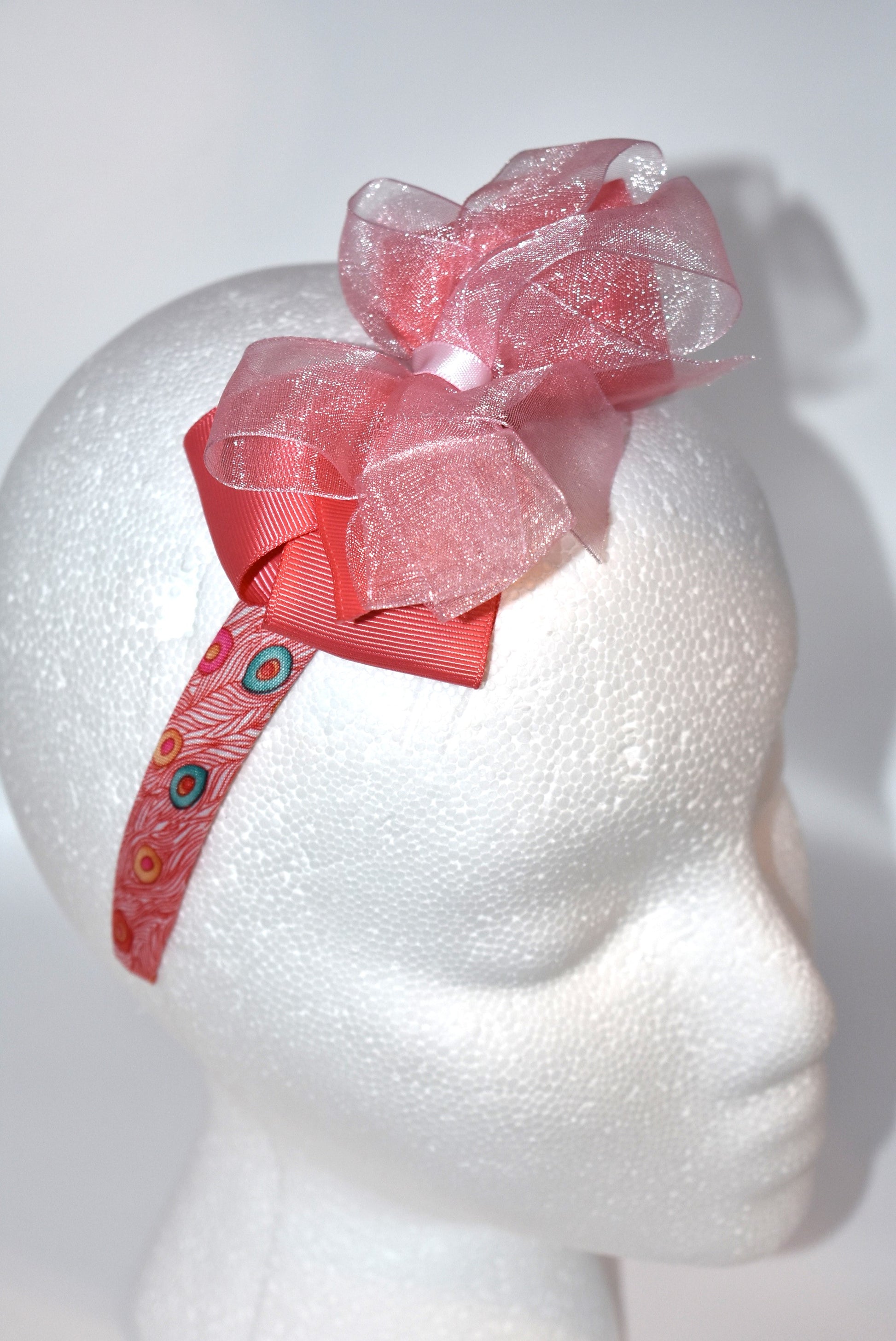 Brighten your look with this fun and playful headband, featuring a cheerful blend of orange hues 🍊🍁. Perfect for adding a splash of color to any outfit this season, it’s a charming accessory that’s as lively as you are! 🎀✨