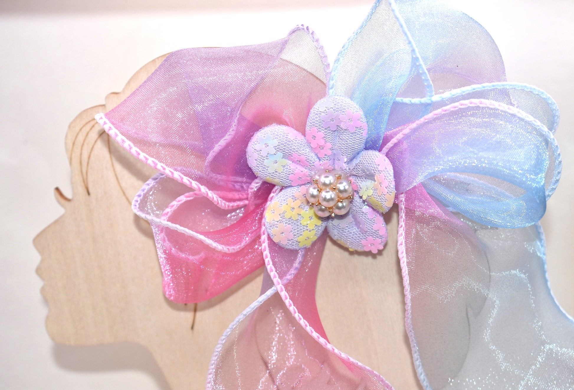 Brighten your style with the Long Tail Collection 2 bow! 🌈 This playful accessory features a colorful sheer ribbon topped with a charming fabric piece and a delicate pearl charm for that perfect touch of sparkle ✨. The wrapped alligator clip on the back ensures a secure fit for all-day wear. Add a pop of fun and elegance to any outfit! 🎀🐚