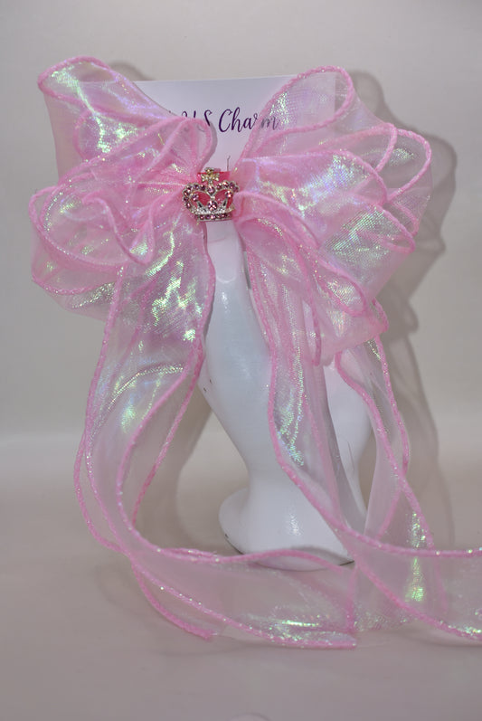 Add a touch of elegance to any little princess’s ensemble with this baby pink fishtail organza accessory. Featuring a delicate pink gem crown atop, it is securely fastened with a wrapped pink alligator clip for comfortable wear. Its long, graceful design complements every royal occasion beautifully. 👑✨🎀