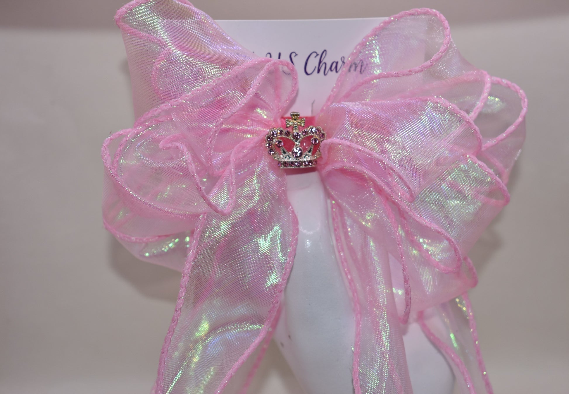 Add a touch of elegance to any little princess’s ensemble with this baby pink fishtail organza accessory. Featuring a delicate pink gem crown atop, it is securely fastened with a wrapped pink alligator clip for comfortable wear. Its long, graceful design complements every royal occasion beautifully. 👑✨🎀