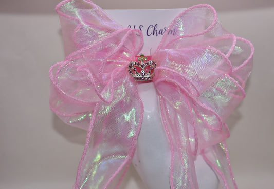 Add a touch of elegance to any little princess’s ensemble with this baby pink fishtail organza accessory. Featuring a delicate pink gem crown atop, it is securely fastened with a wrapped pink alligator clip for comfortable wear. Its long, graceful design complements every royal occasion beautifully. 👑✨🎀