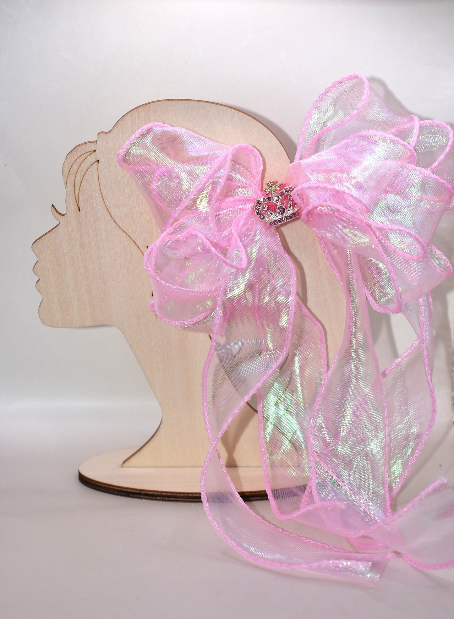 Add a touch of elegance to any little princess’s ensemble with this baby pink fishtail organza accessory. Featuring a delicate pink gem crown atop, it is securely fastened with a wrapped pink alligator clip for comfortable wear. Its long, graceful design complements every royal occasion beautifully. 👑✨🎀