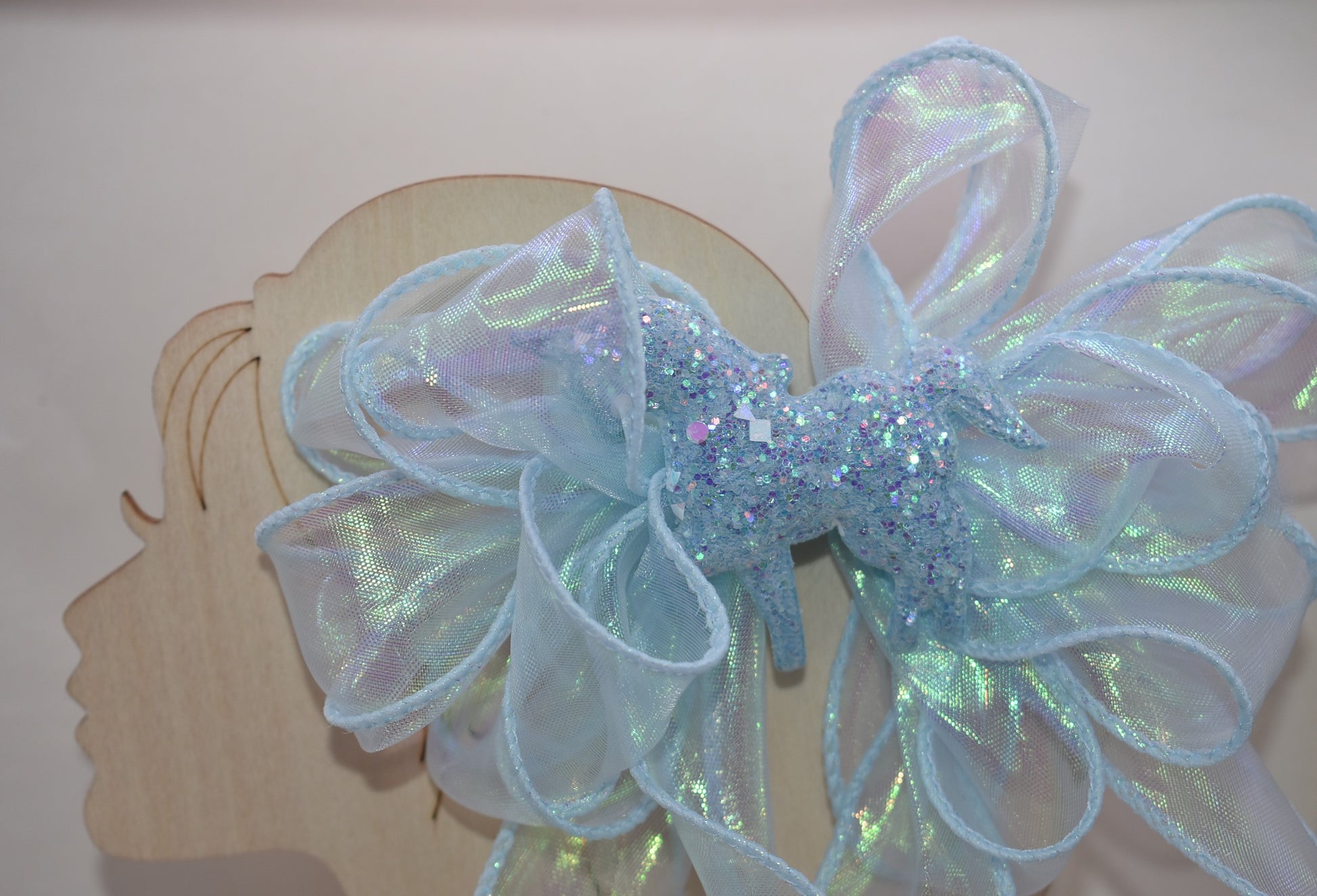 Add a splash of sparkle with this baby blue iridescent fishtail ribbon 🎀, perfectly wrapped on a baby blue alligator clip 🐬. Topping it off is a glittery blue horse 🐴 that brings magic to any outfit! Fun, vibrant, and full of charm—get ready to shine! ✨
