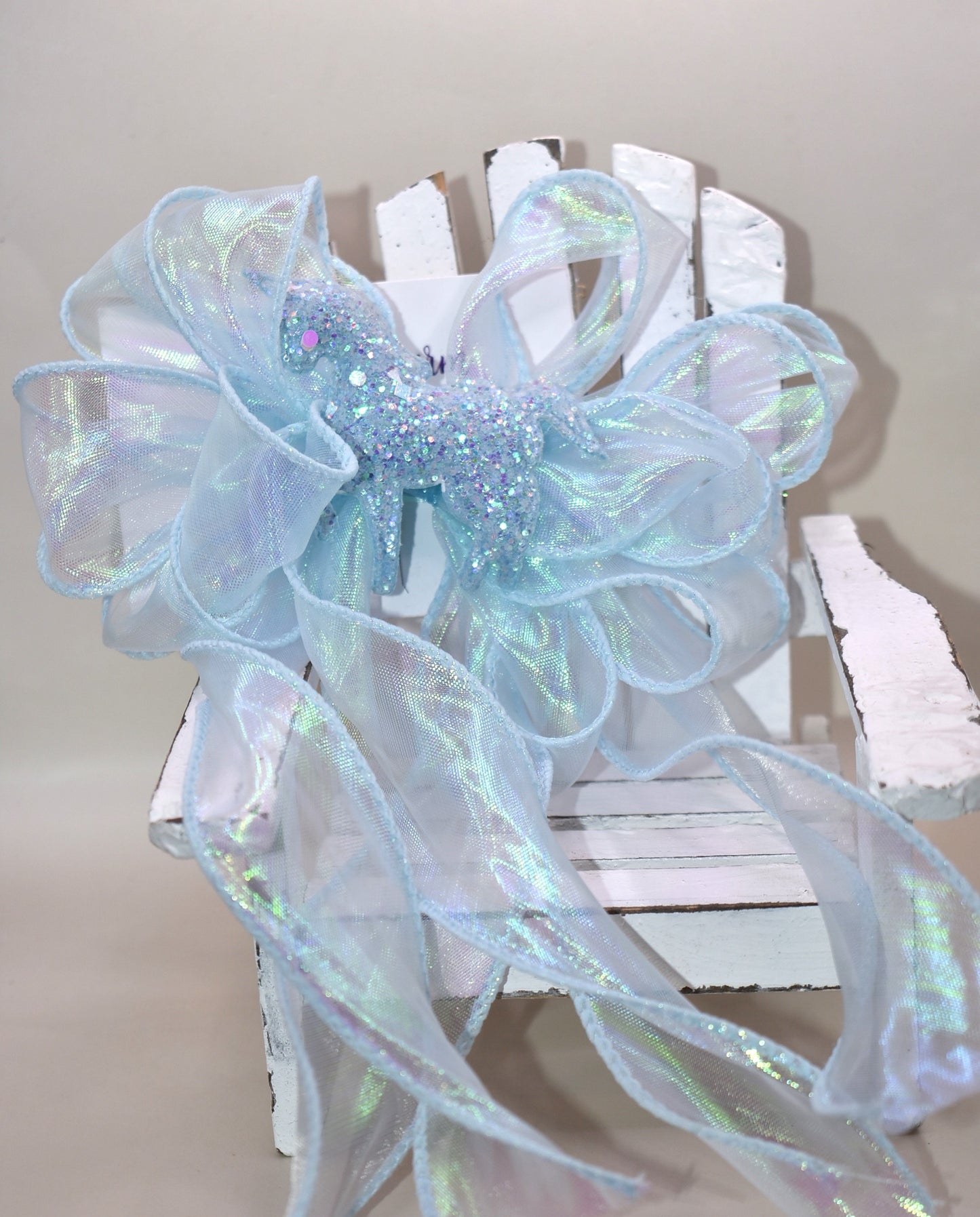 Add a splash of sparkle with this baby blue iridescent fishtail ribbon 🎀, perfectly wrapped on a baby blue alligator clip 🐬. Topping it off is a glittery blue horse 🐴 that brings magic to any outfit! Fun, vibrant, and full of charm—get ready to shine! ✨