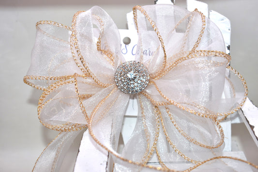 This gorgeous sheer long bow features graceful gold edging and a sparkling gold crystal charm that completes its refined look. Designed for all ages, it combines timeless elegance with practicality, thanks to the wrapped alligator clip for easy wear. A beautiful accessory that will quickly become a beloved favorite.