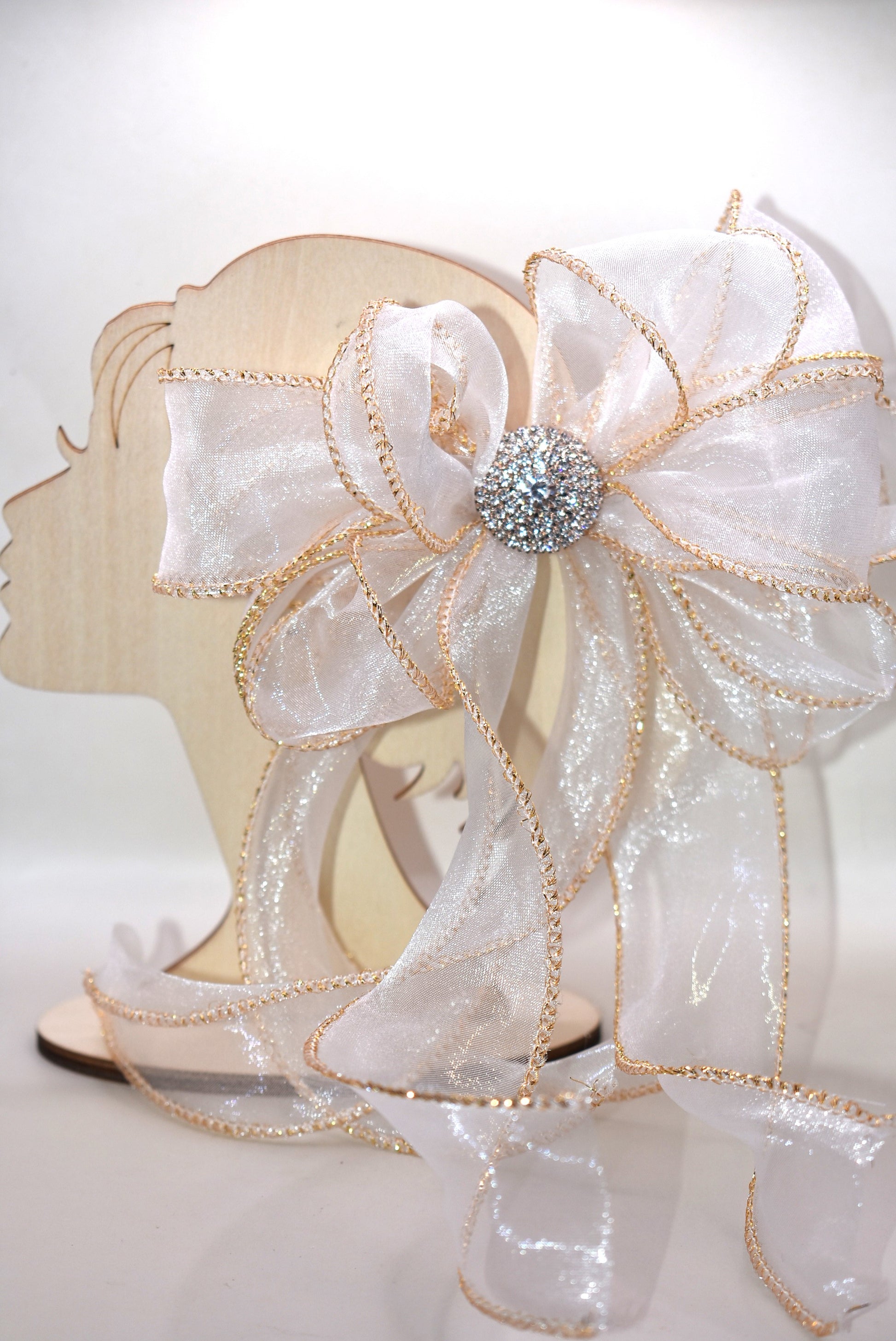 This gorgeous sheer long bow features graceful gold edging and a sparkling gold crystal charm that completes its refined look. Designed for all ages, it combines timeless elegance with practicality, thanks to the wrapped alligator clip for easy wear. A beautiful accessory that will quickly become a beloved favorite.