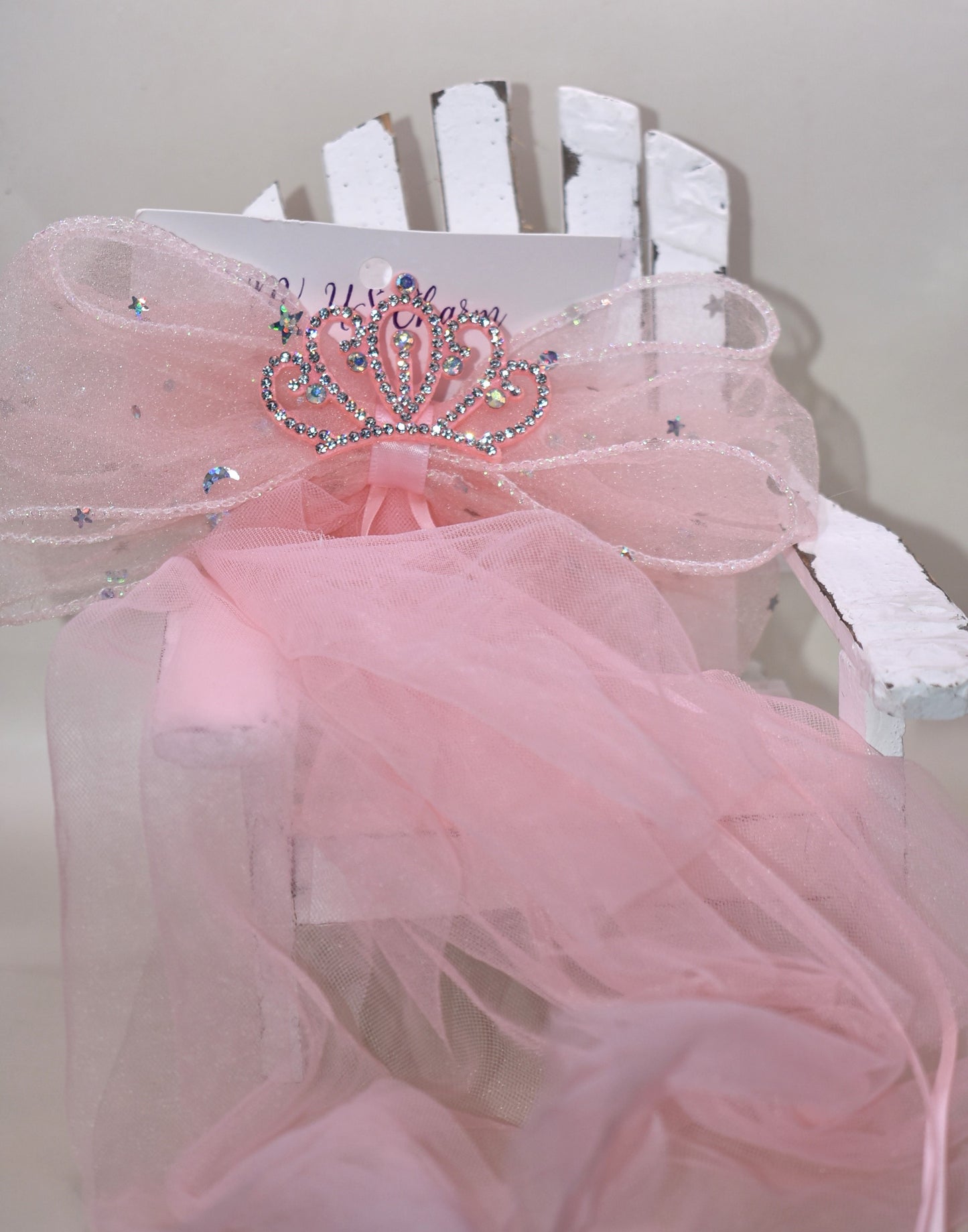 Add a touch of royalty with the Long Tail Collection 6 bow. Featuring a charming crown jewel perched atop layers of soft, flowing tulle, this easy clip-on accessory is perfect for anyone dreaming of a princess-worthy look. Effortlessly elevate any outfit with a playful sparkle that delights both kids and adults alike.