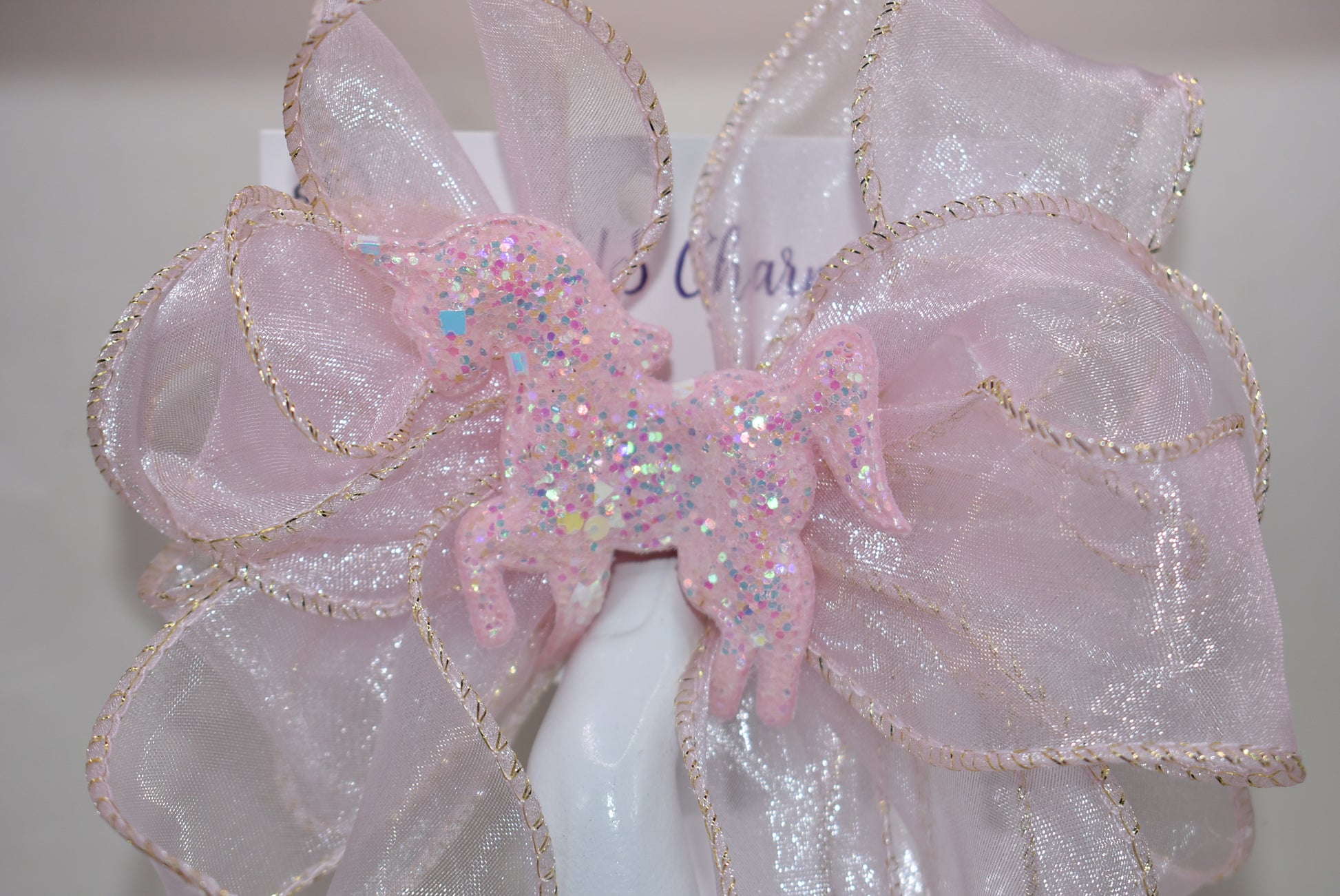 Add a pop of fun with this long pink sheer ribbon bow, topped with a sparkly pink horse that shines bright! Perfectly playful and secured with a wrapped alligator clip, it’s the ultimate pretty-in-pink accessory for any day. 🐴💖✨