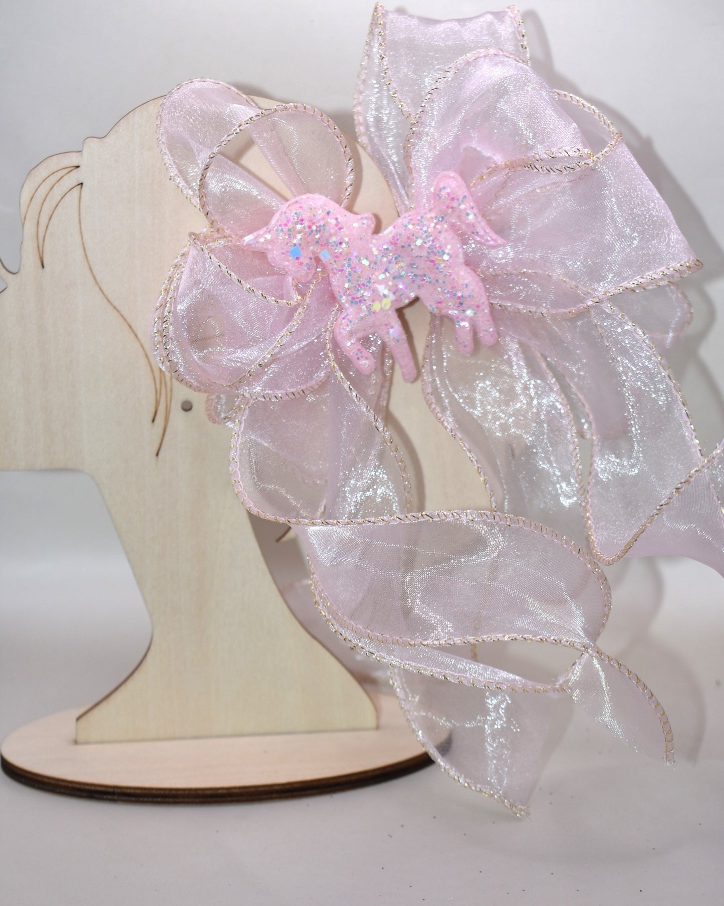 Add a pop of fun with this long pink sheer ribbon bow, topped with a sparkly pink horse that shines bright! Perfectly playful and secured with a wrapped alligator clip, it’s the ultimate pretty-in-pink accessory for any day. 🐴💖✨