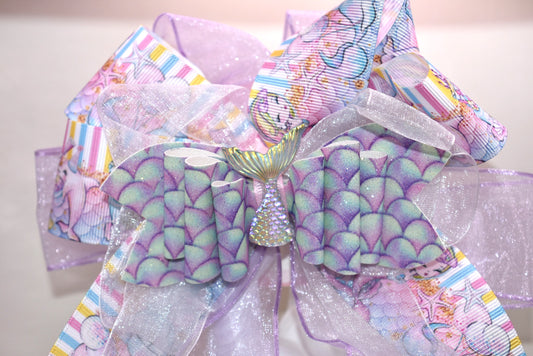 Dive into fun with this ocean-themed bow featuring layers of ribbon and a charming mermaid tail charm 🧜♀️! Crafted with mermaid faux leather and topped with a playful design, it’s perfect for all ages. The easy-to-wear French barrette clip makes it a breeze to style—whether for a sunny day at the beach or adding a splash of whimsy to your look. Get ready to make waves with this delightful accessory! 🌊🐚✨