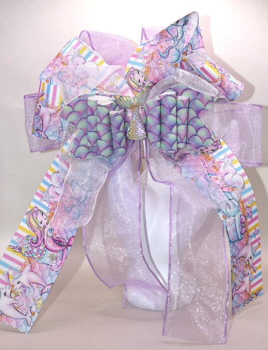 Dive into fun with this ocean-themed bow featuring layers of ribbon and a charming mermaid tail charm 🧜♀️! Crafted with mermaid faux leather and topped with a playful design, it’s perfect for all ages. The easy-to-wear French barrette clip makes it a breeze to style—whether for a sunny day at the beach or adding a splash of whimsy to your look. Get ready to make waves with this delightful accessory! 🌊🐚✨
